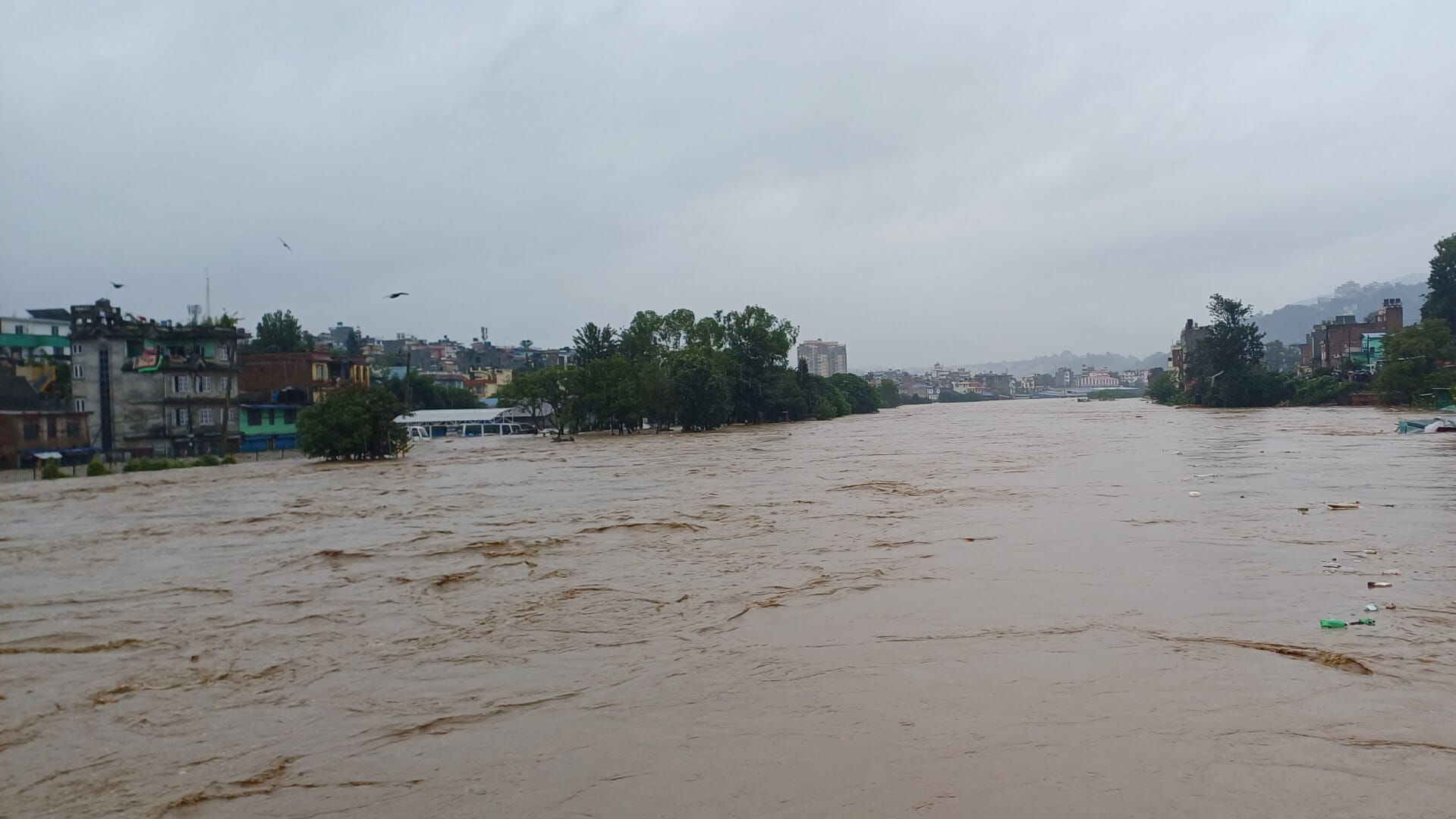 Cette photo montre les inondations le long de la rivière Bagmati à Dhobighant, à Katmandou, au Népal. La rivière, dont le niveau a considérablement augmenté, a débordé, inondant les zones environnantes et affectant les infrastructures et les communautés voisines.