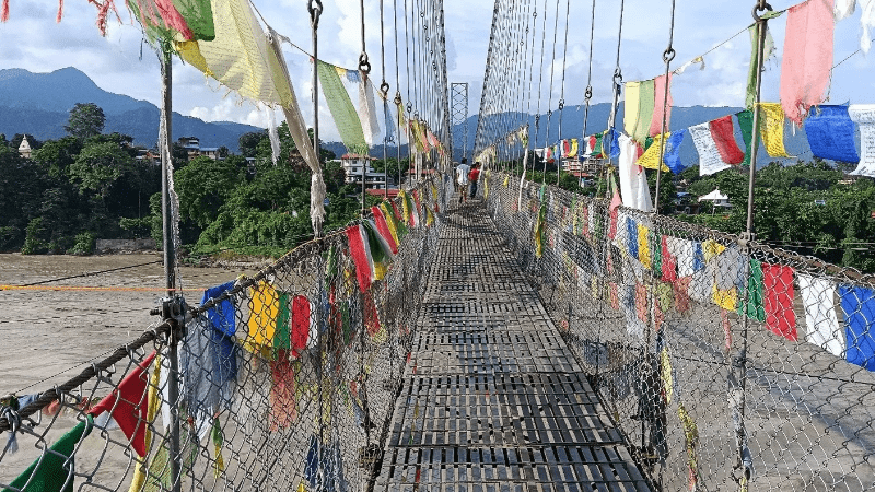 Pont au dessus d'une rivière au Népal