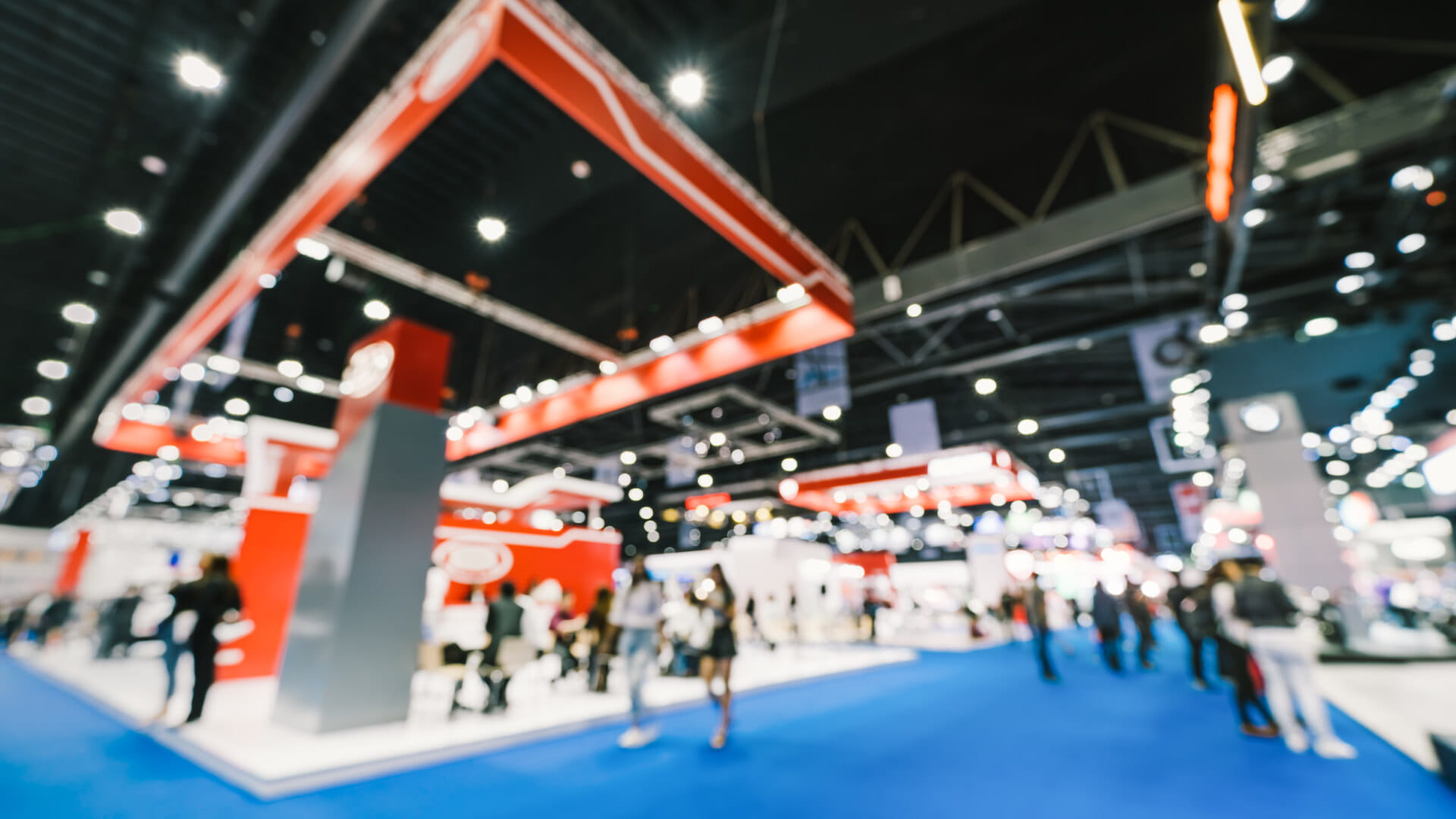 Photo floue d'une foule près d'un stand lors d'un salon