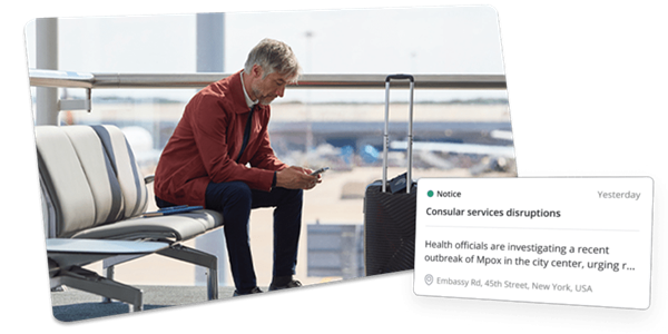Person sitzt in einem Flughafen-Wartebereich neben einem Rollkoffer und blickt auf ein mobiles Gerät. Daneben wird eine Benachrichtigung einer Sicherheits- und Risikomanagementplattform zu Flugstörungen und Reiseauswirkungen angezeigt.