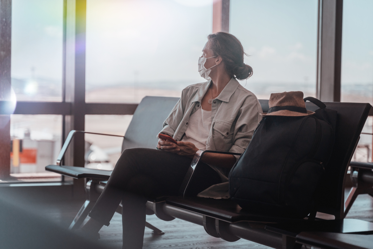 Viajera en el aeropuerto con mascarilla